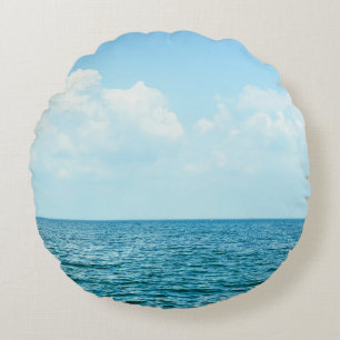 Cojín Redondo Agua del océano, cielo azul claro.