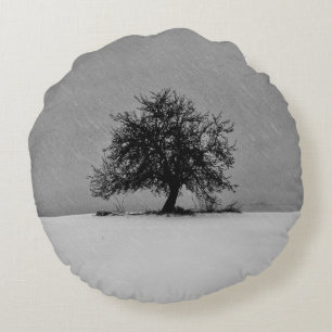 Cojín Redondo Árbol solitario en la nieve