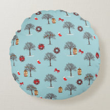 Árboles en invierno y decoraciones navideñas