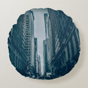 COJÍN REDONDO AUTOS DE CARRETERA ENTRE EDIFICIOS EN LA FOTOGRAF