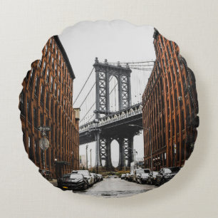 COJÍN REDONDO AUTOS ESTACIONADOS CERCA DE UN EDIFICIO MARRÓN