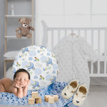 Cojín Redondo Azul acuarela Niño Niño Decoración de guardería<br><div class="desc">Dulce bebé rodeando la almohada decorativa del vivero. Tan dulce de mezclar y coincidir con otros patrones similares disponibles en nuestra tienda. Los bloques de bebés, los coches de bebé y otros objetos bonitos que tienen que ver con los bebés son el patrón. Perfecto para ese regalo especial de la...</div>