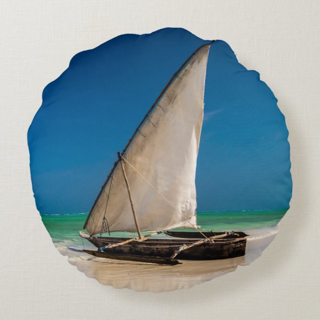 Cojín Redondo Barco de pesca tradicional en la playa (Reverso)