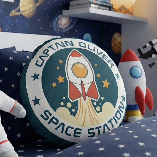 Cojín Redondo Barco espacial infantil personalizado (Blast Off to Dreamland! Add a touch of cosmic charm to your little astronaut’s room.)
