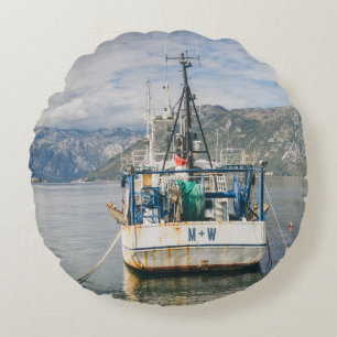Cojín Redondo Barco pesquero en la pintoresca bahía