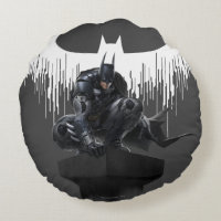 Batman encaramado en un pilar