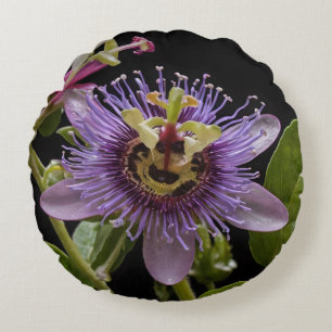 Cojín Redondo Belleza enigmática: la flor de pasión púrpura
