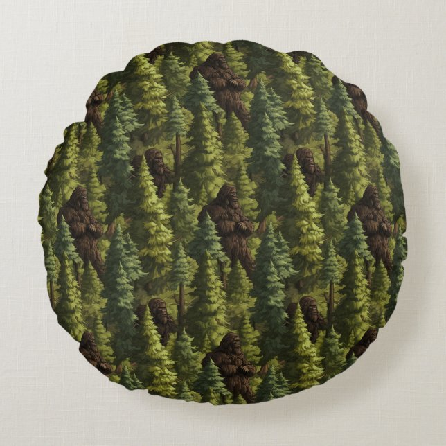 Cojín Redondo Bigfoot Hiding In A Pine Tree Forest (Anverso)