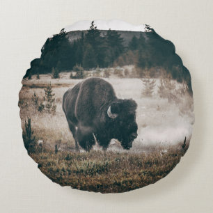 COJÍN REDONDO BISON MARRÓN EN EL CAMPO DE GRASA MARRÓN DURANTE