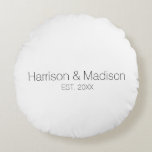 Cojín Redondo Boda de fecha de nombre de pareja blanca negra per<br><div class="desc">Boda de citas Round Pillow de pareja blanca y negra personalizada Diseño elegante,  clásico y minimalista.</div>