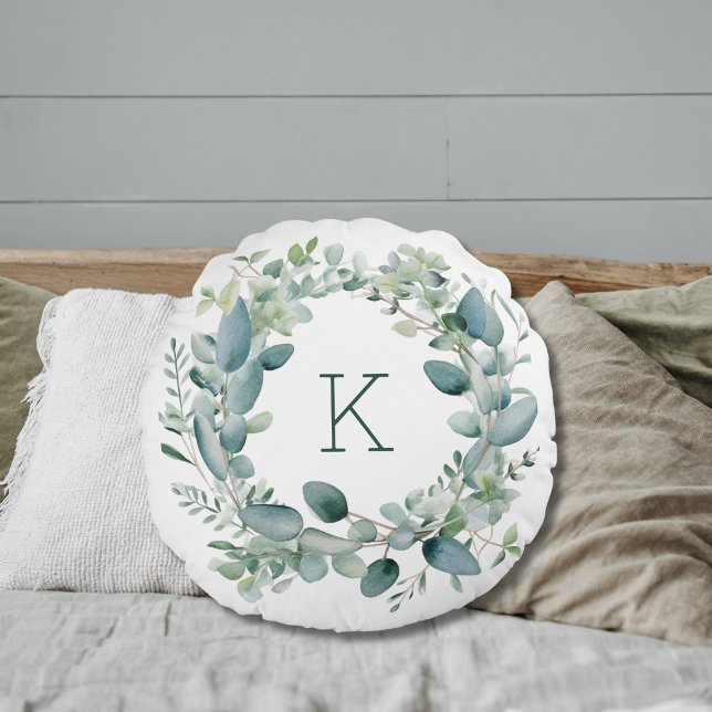 Cojín Redondo Boda de hojas de eucalipto Monograma (Monogrammed Eucalyptus Greenery Round Bedroom or Sofa Pillow.)