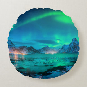 Cojín Redondo Borealis de Aurora sobre la costa del mar, montaña