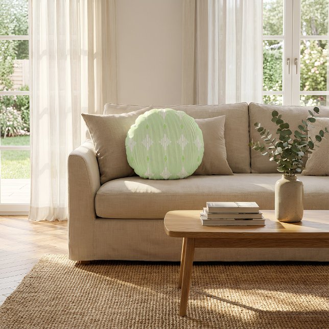 Cojín Redondo Brutalist Pulse: Pistaccio Green & White (Rundes Kissen liegt auf dem Sofa im Wohnzimmer)