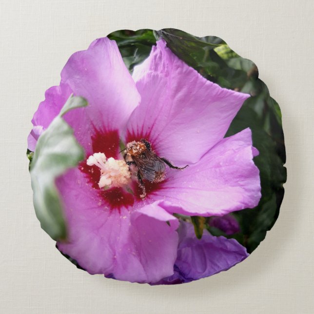 Cojín Redondo Bumblebee en la flor de Hibiscus (Anverso)