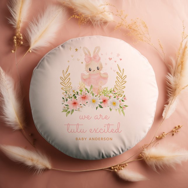 Cojín Redondo Bunny Ballerina Somos un Baby Shower emocionado po (round throw pillow with watercolor rabbit ballerina and text "we are tutu excited" for baby shower)