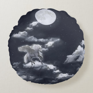 Cojín Redondo Caballo alado blanco: cielo iluminado por la luna.