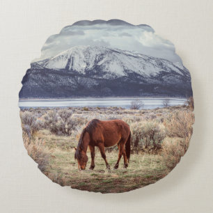 Cojín Redondo Caballo salvaje: El paisaje invernal de Nevada.