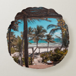 Cojín Redondo Cabaña de nipa bajo palmeras de coco