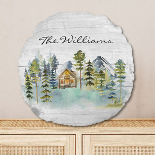 Cojín Redondo Cabin de montaña boscosa rústica con niebla en acu