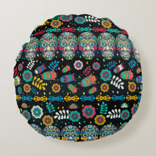 Cojín Redondo Calaveras tribales de Boho: patrón colorido.