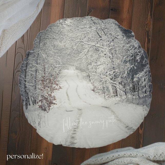 Cojín Redondo Camino por un bosque de invierno cubierto de nieve (Subido por el creador)