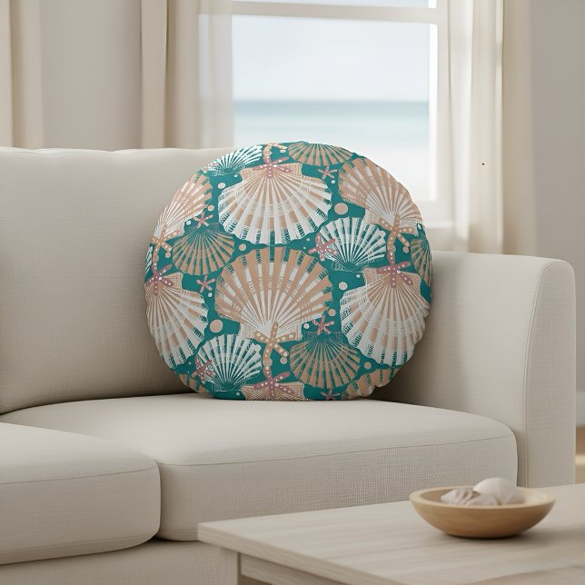Cojín Redondo Campaña costera y pez estrella (Coastal seashell round pillow with teal and sandy tones for beach house decor.)