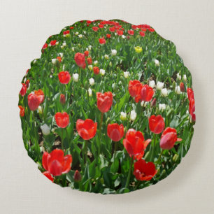 Cojín Redondo Campo de flores de tulipanes rojos Fotografía de l