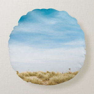 Cojín Redondo Campo de hierba verde bajo cielos azules
