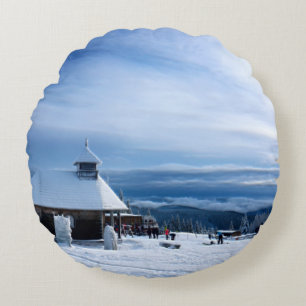 Cojín Redondo Capilla en la montaña de la nieve de los Alpes