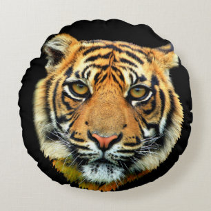 Cojín Redondo Cara de animal de tigre salvaje sobre negro