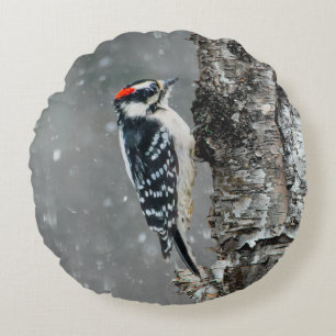 Cojín Redondo Carpintero lechoso en nieve - Fotografía original