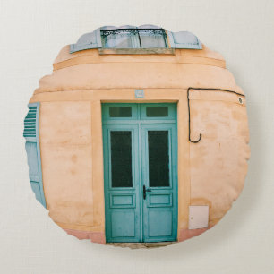 COJÍN REDONDO CASA CON VENTANA ABIERTA Y PUERTA CERRADA