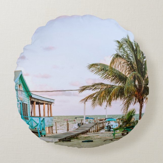 COJÍN REDONDO CASA DE MADERA AZUL CERCA DEL CUERPO DE AGUA (Anverso)