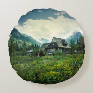 Cojín Redondo Casa de madera, paisaje natural de montaña.