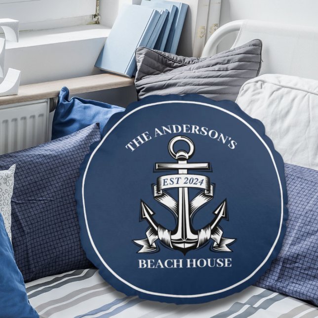 Cojín Redondo Casa de Playa de Barco Náutico Ancla Apellido Fami (Nautical Boat Beach House Anchor Family Name Est Round Pillow)