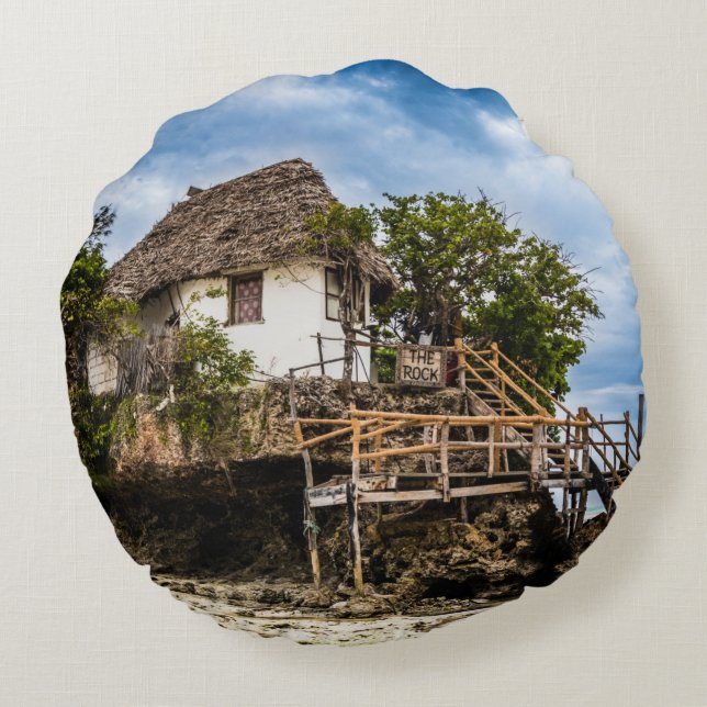 Cojín Redondo Casa pintoresca en un bosque tropical de coral (Reverso)