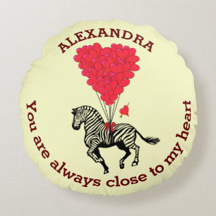 Cojín Redondo Cebra romántica y corazón rojo personalizado