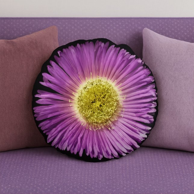 Cojín Redondo Cercanía de la flor morada Boho alegre floral (Subido por el creador)