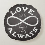 Cojín Redondo Chalkboard Infinity Love Boda Fecha y nombres<br><div class="desc">¡Celebra el amor infinito entre tu novia y novio favoritos con esta almohada redonda de personalizable! Un símbolo de infinito tiza blanca y un texto de "Amor Siempre" rodean los nombres de una pareja y la fecha boda en un fondo de pizarra negra. Hace un regalo hermoso, moderno y personalizado...</div>