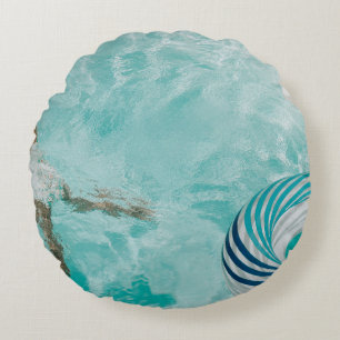 Cojín Redondo Chica con bañador y bañador en la piscina