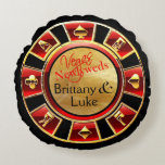 Cojín Redondo Chip del Casino de Las Vegas Newlyweds| Oro negro<br><div class="desc">Un hermoso y divertido placer para tu día de bodas en Las Vegas! Esta almohada de tiro jazzy cuenta con un chip de casino fácil de personalizar en la parte delantera y dados ondulados con espacio para texto extra especial en la parte posterior. Un regalo perfecto para el nuevo Sr....</div>