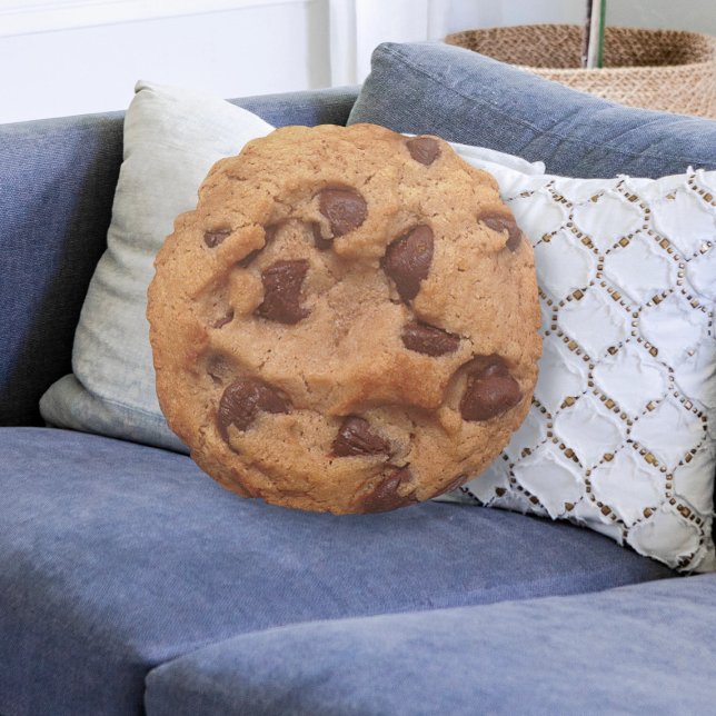 Cojín Redondo Chocolate Chip Cookie Novelty (Novelty fun chocolate chip cookie throw pillow from Ricaso. Round pillow in a cookie food design)