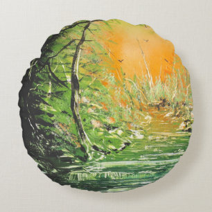 Cojín Redondo cielo naranja a través del bosque verde.