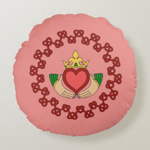Cojín Redondo Claddagh y Red Knotwork sobre rosa