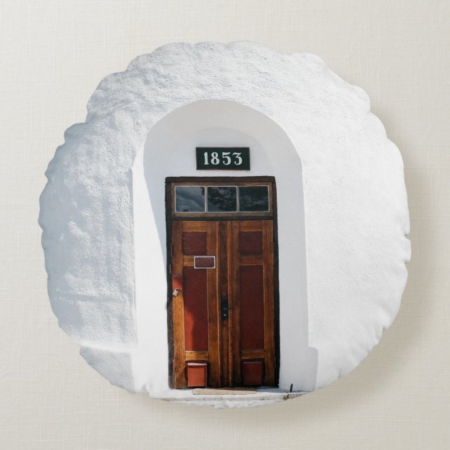 COJÍN REDONDO CLOSED 1852 WOODEN DOOR AT DAYTIME (Anverso)