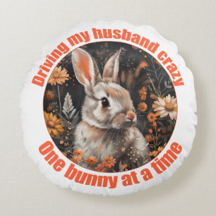 Cojín Redondo Conduciendo a mi marido loco... Rabbit Cushion
