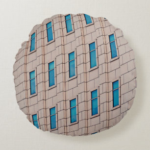 COJÍN REDONDO CONSTRUCCIÓN DE CONCRETO MARRÓN DURANTE EL DÍA