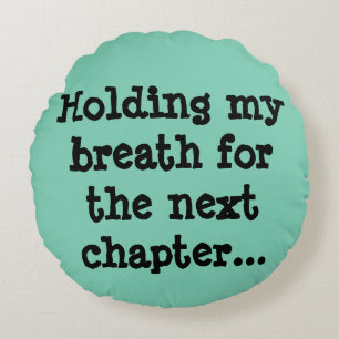 Cojín Redondo Conteniendo mi respiración para el capítulo