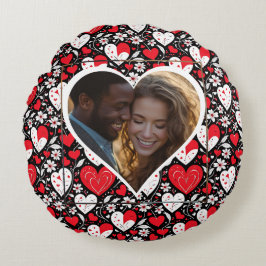 Cojín Redondo Corazones y flores rojas, negras y blancas persona