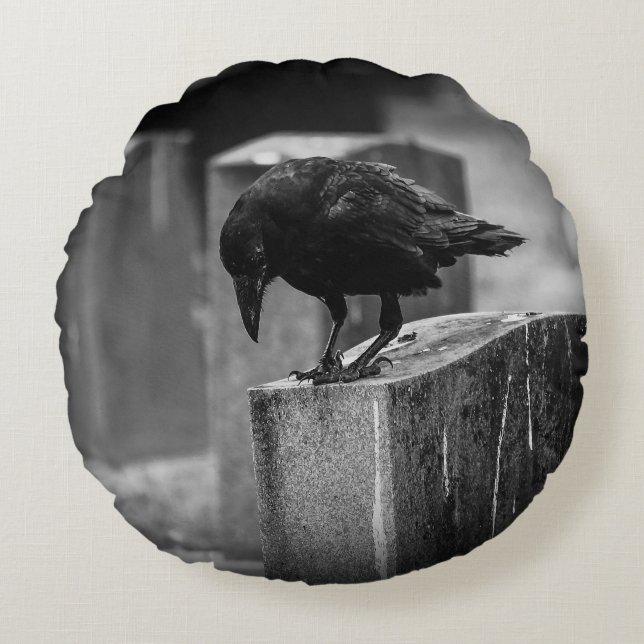 Cojín Redondo Crow en el cementerio caído (Anverso)